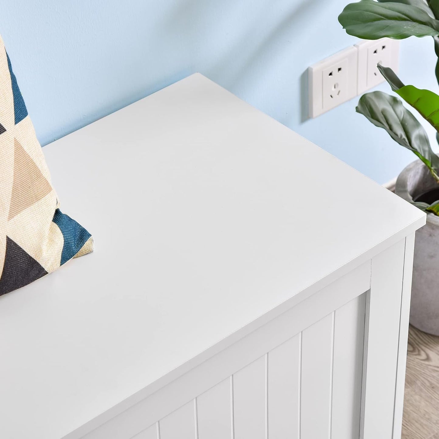 HOMCOM Storage Chest, Modern Storage Trunk with 2 Safety Hinges and Flip-Top Lid, Blanket Box for Living Room, White