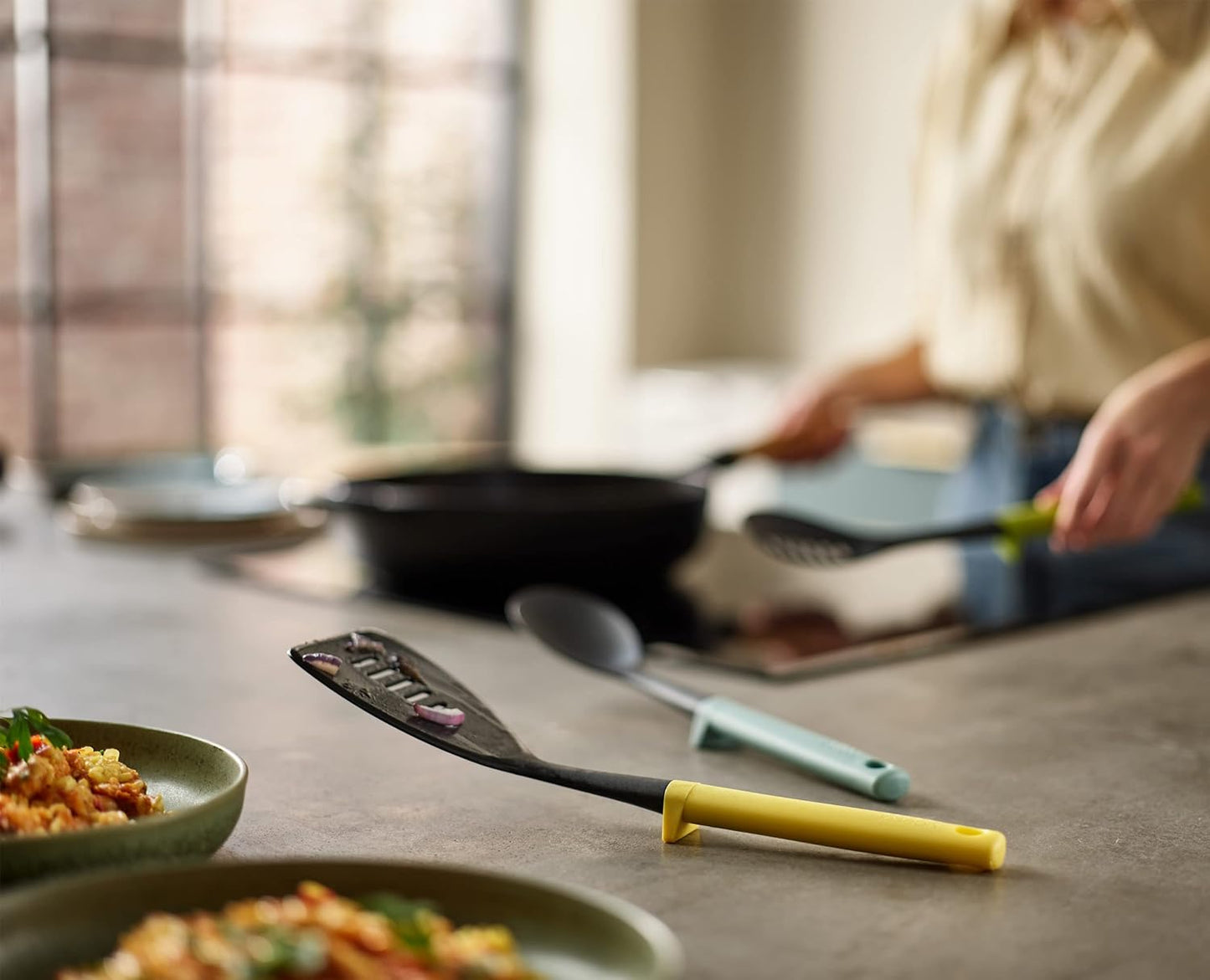 Joseph Joseph Duo Slotted Turner with Integrated Tool Rest: Hygienic, Heat-Resistant Nylon Head, Safe for Non-Stick Cookware, Light Yellow