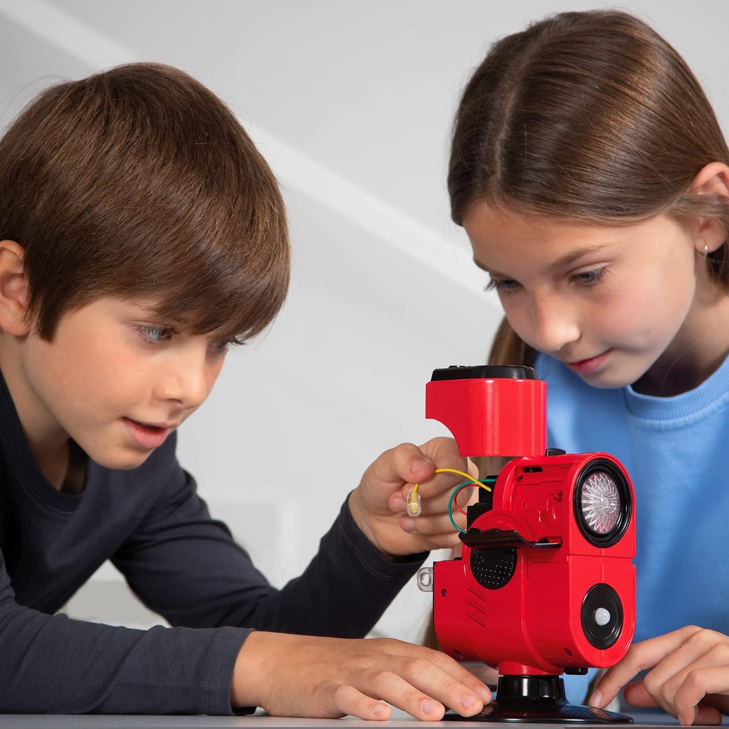 Play Fun BY IMC Toys Camera Escape | Fun Secret Agents Game, Unplug Camera Before You Detect - Fun Game for Children from 6 Years