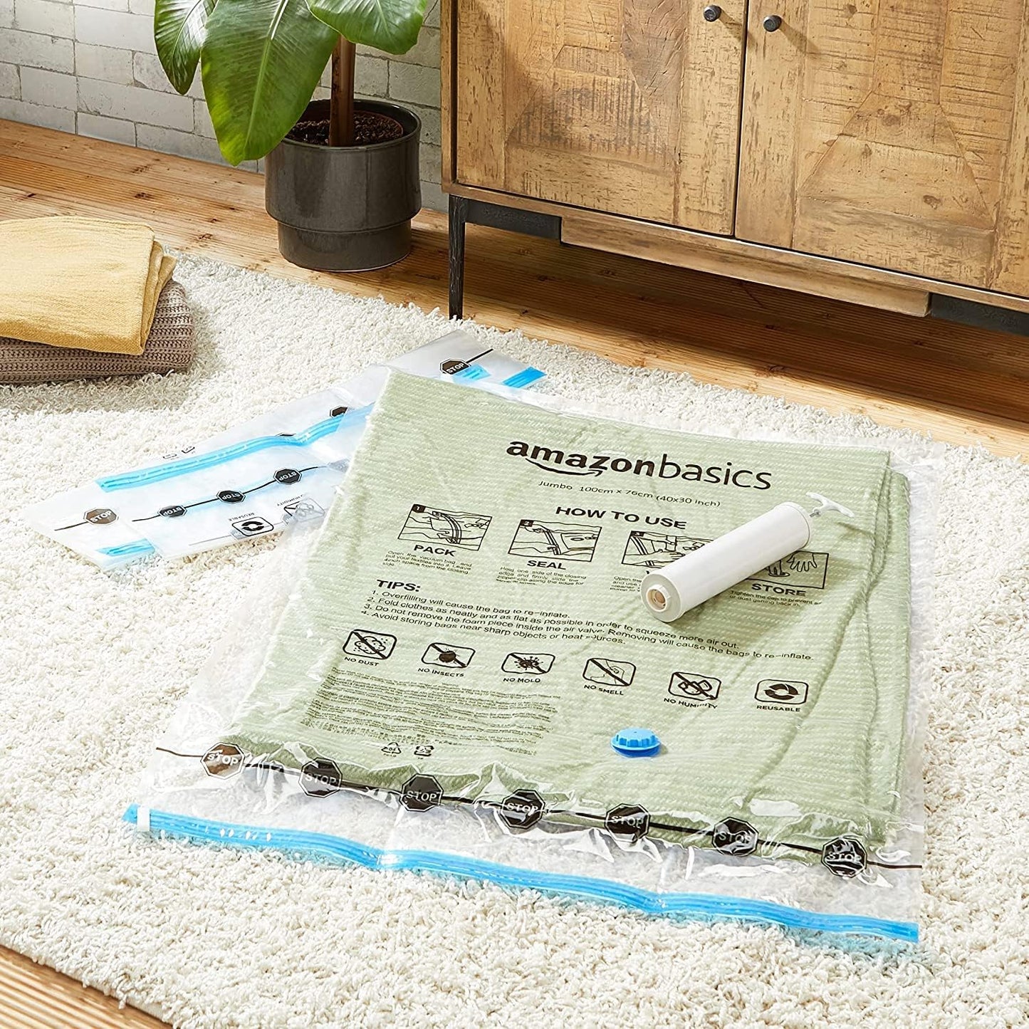 Amazon Basics Zipper Vacuum Bags with Hand Pump, Pack of 15, 2 X Jumbo, 5 Jumbo, 4 Large, 4 Medium, Clear
