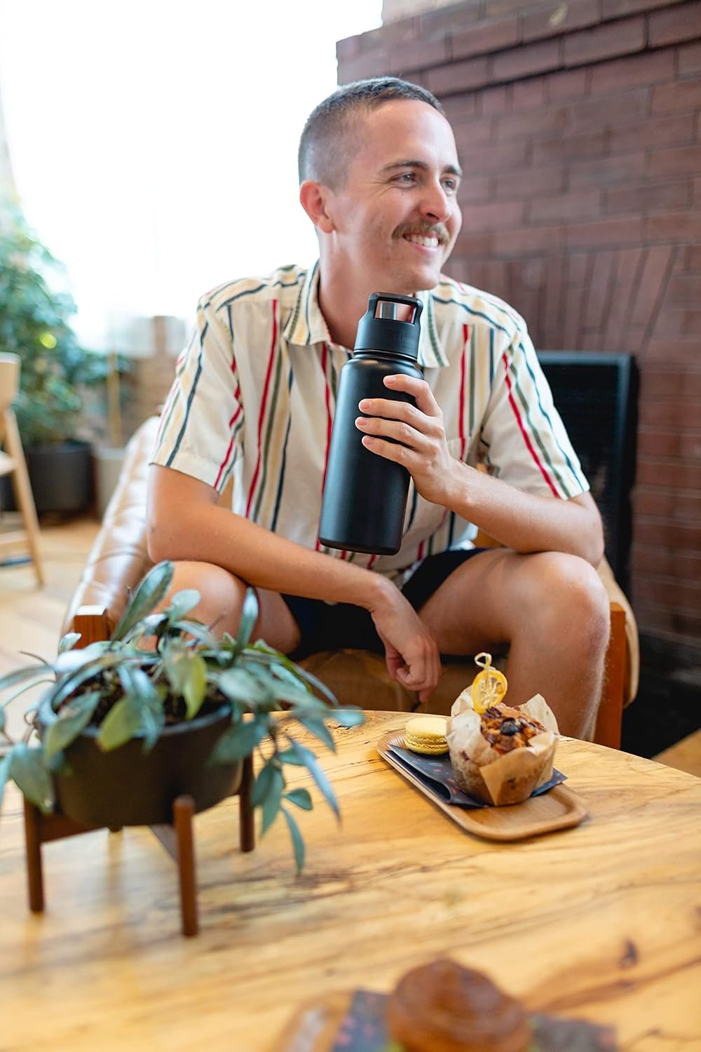Simple Modern Water Bottle with Straw and Chug Lid | Insulated Stainless Steel Thermos for Sports Gym | Summit Collection | 32oz | Midnight Black
