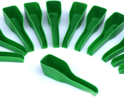 4pcs Green Bird Feeder Spoon Plastic Parrot Feeding Scoops Hand Food Feeding Tableware Birds Feeding and Watering Supplies
