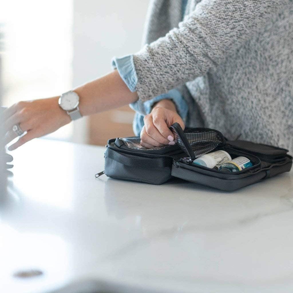 NOMATIC Toiletry Bag for Travel - Great for Travel Size Toiletries - Travel Essentials Wash Bag - Travel Makeup Bag, (Black), ãƒ–ãƒ©ãƒƒã‚¯, Toiletry Bag, Small V2