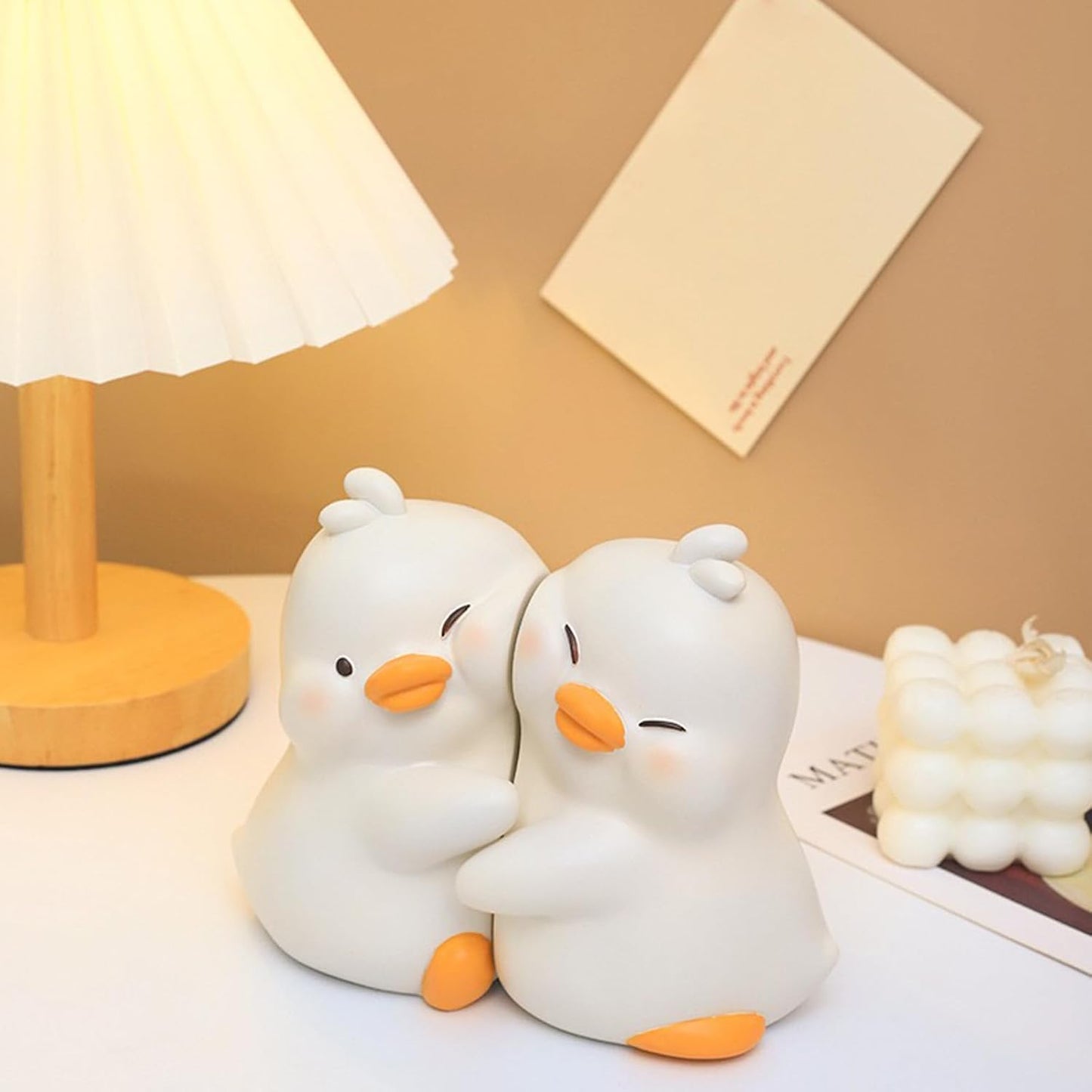 LADDERU Hug Duck Bookends, Cute Book Ends Decorative Bookends for Shelves, Creative Resin Boo1k Holders for Shelf Desk Home Office Decoration (Duck)