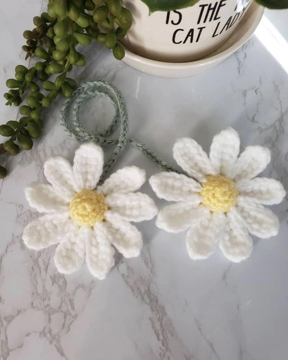 Crochet Daisy Car Accessories for Women Cute Rear View Mirror Hanging Charms Handmade Daisy Flower Gifts for Crochet Lovers Car Decor Automotive Interior Aesthetic(White)