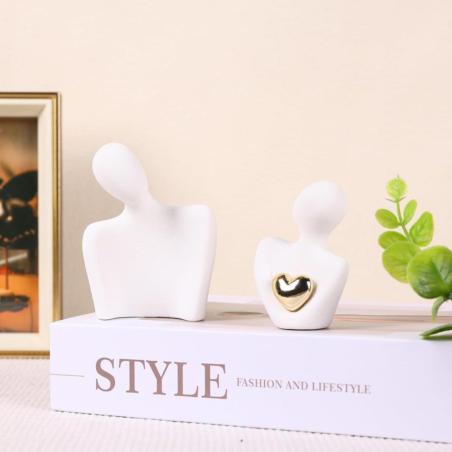 oliruim 8cm Tall Couple Figurines for Home Decoration Modern Sculpture with Gold Heart Design - Home Decoration, Couple Anniversary Gift Wedding (8cm White)