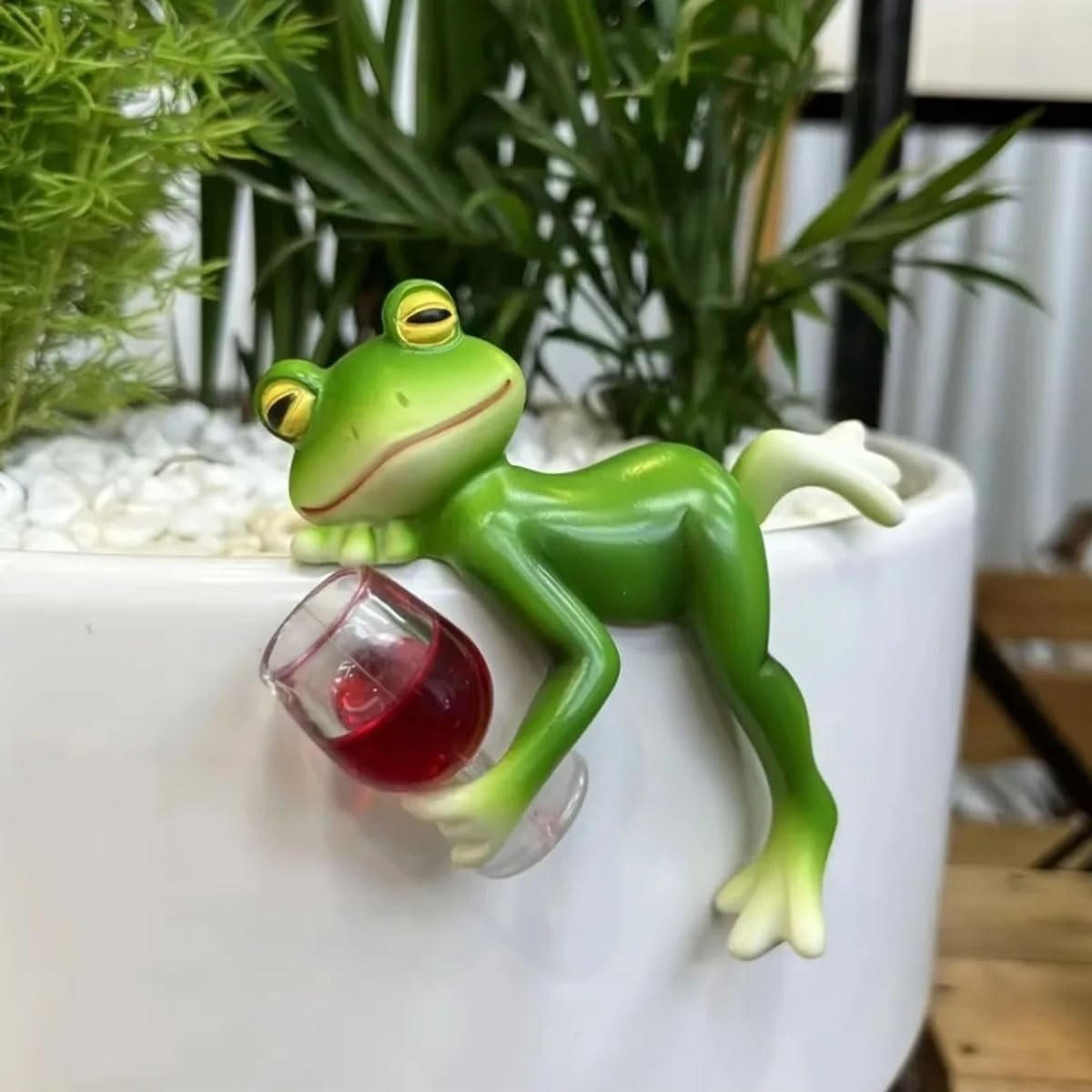 Vianys Tipsy Frog, Sherum Funny Drinking Frog Statue Hugger, Pubyfun Cute Art Frog Hanger, Resin Flower Pot Hanging Ornament Garden Decor for Outdoor Planters, Balcony, Fence, Patio & Yard(B)