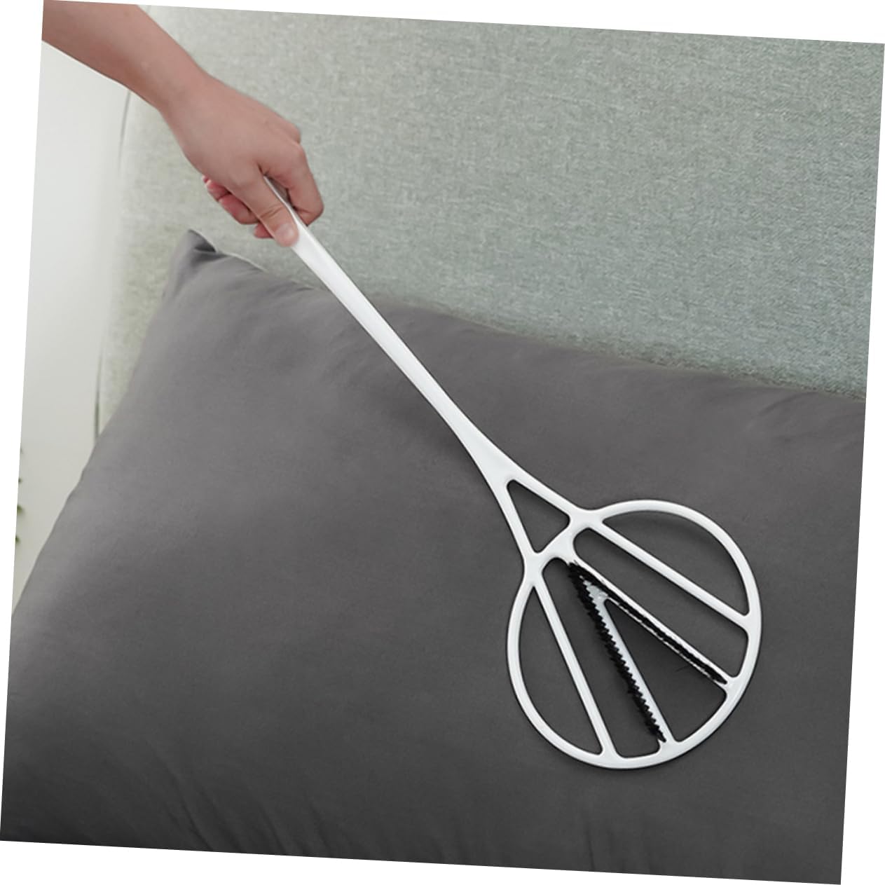 SAFIGLE 2pcs Reusable Quilt Dust Cleaner Tool Traditional Duster for Bedding Carpets and Cushions Dust Removal and Freshening Essential Home Cleaning Accessory