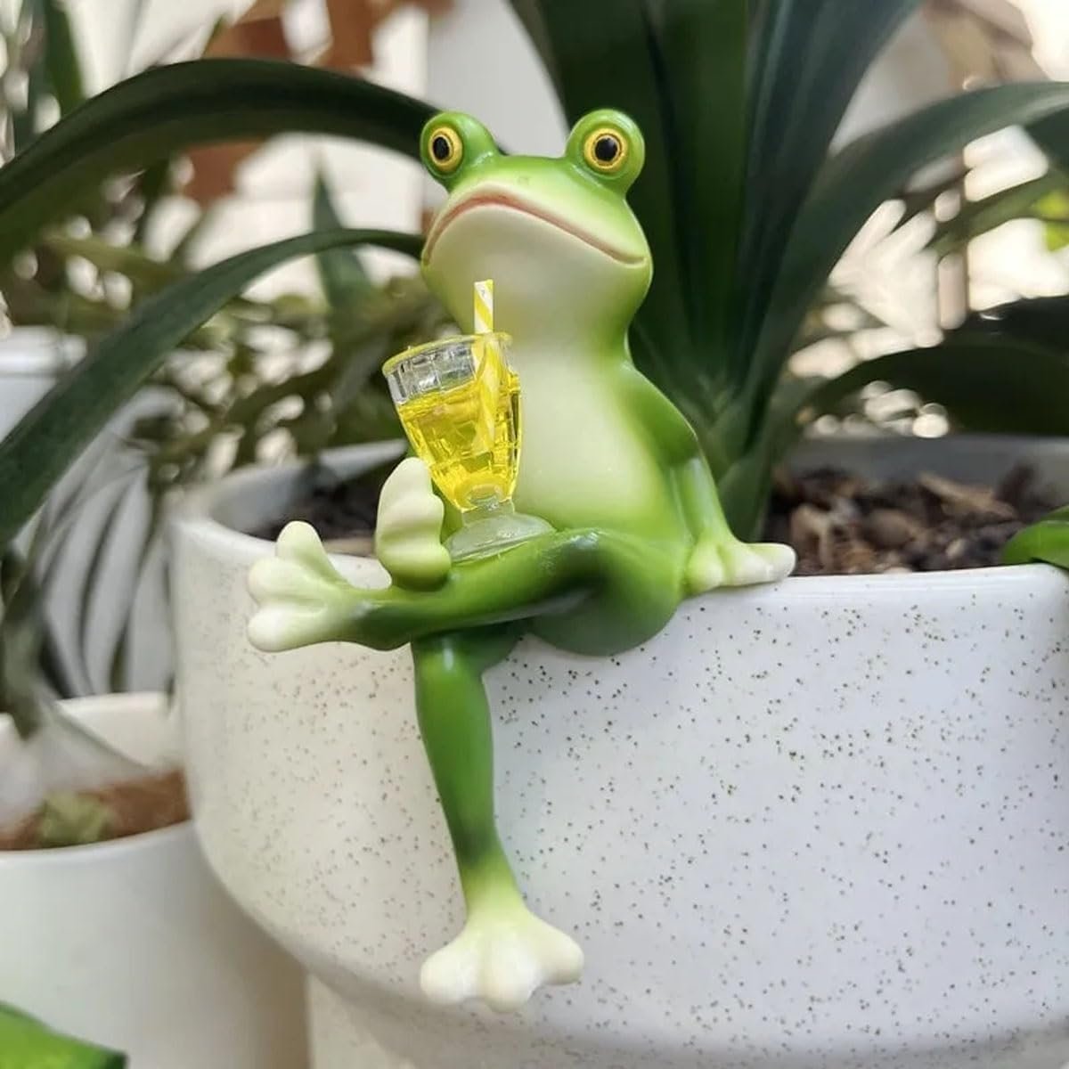 Vianys Tipsy Frog, Sherum Funny Drinking Frog Statue Hugger, Pubyfun Cute Art Frog Hanger, Resin Flower Pot Hanging Ornament Garden Decor for Outdoor Planters, Balcony, Fence, Patio & Yard(B)