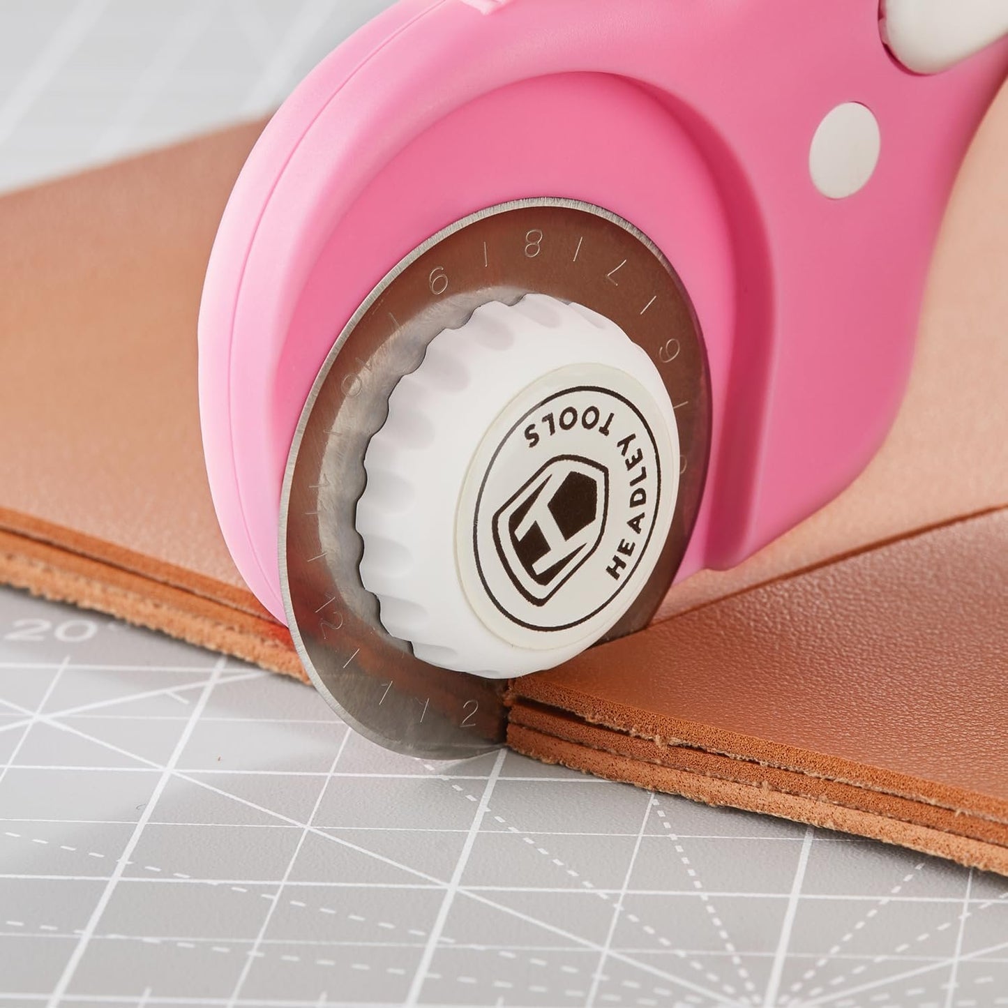 45mm Rotary Cutter with 5pcs Extra Blades, Ergonomic Handle Rolling Cutter with Safety Lock for Fabric, Leather, Crafting, Sewing, Quilting, Fabric Rotary Cutter Perfect for Left & Right Hand (Pink)