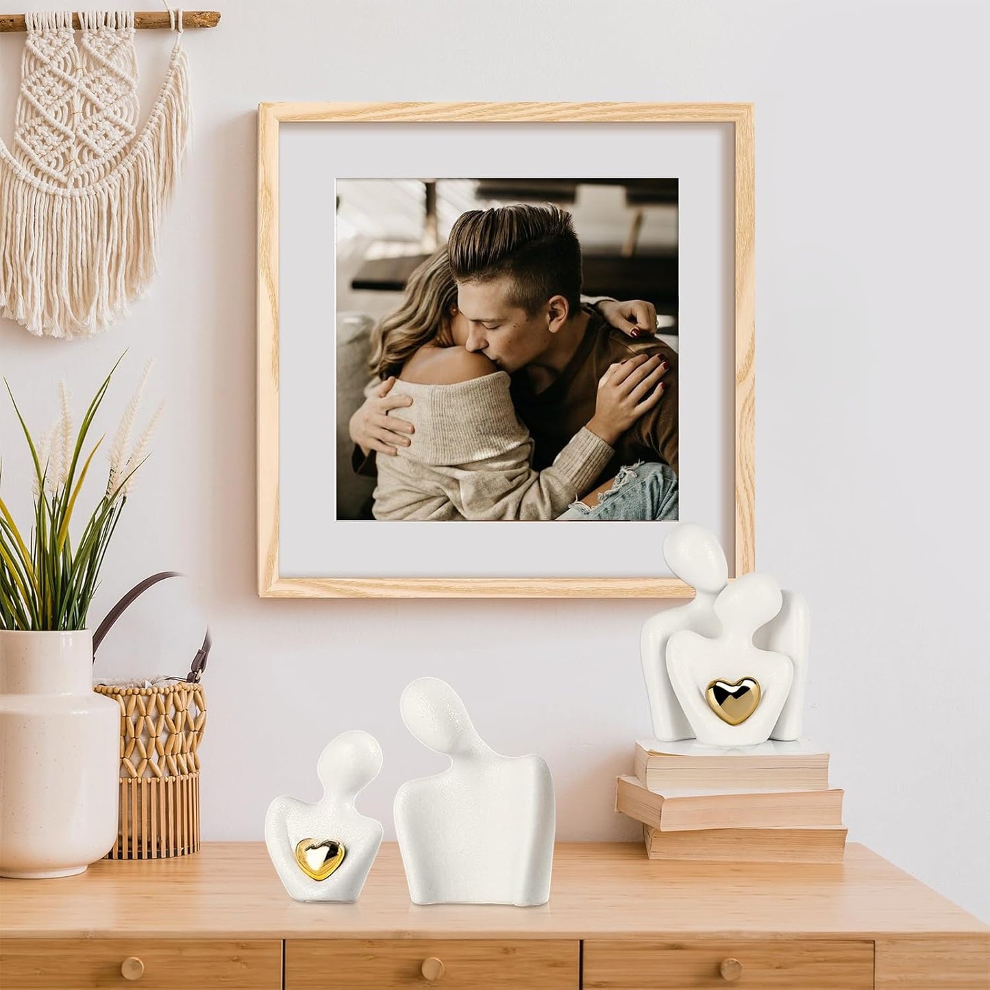 UTTCMK Bedroom Decor Couple Statue - Mini Art Couple Sculpture Knick Knacks Aesthetic, Modern Tv Stand Decoration Items for Living Room Bookshelf Shelves Wedding Coffee Table Decor(White B)