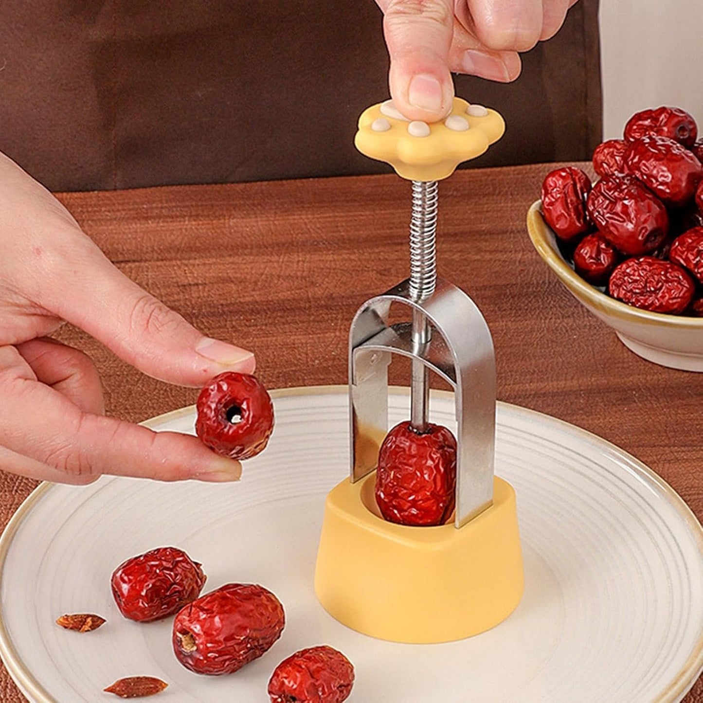 Manual Cherry Pitter – Cherry Remover Kitchen, Multi-Purpose Fruit Tool, Practical and Easy to Use, Manual Tool for Olive Grapes Jujube Hawthorn, Compact Gadget for Home Use
