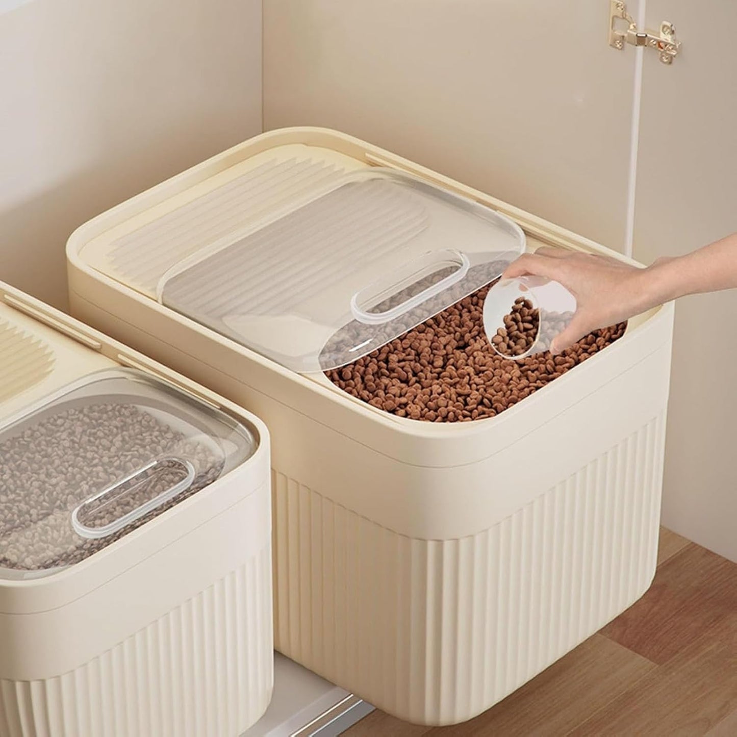 Airtight Dog Food Storage Container with Measuring Cup, Clear Pet Food Storage Bins, Up to 30 lbs, Large Pet Dry Foo𝖽 Storage Bins for Dog Cat Bird and Other Pe𝗍 Foo𝖽 (Clear,Large)
