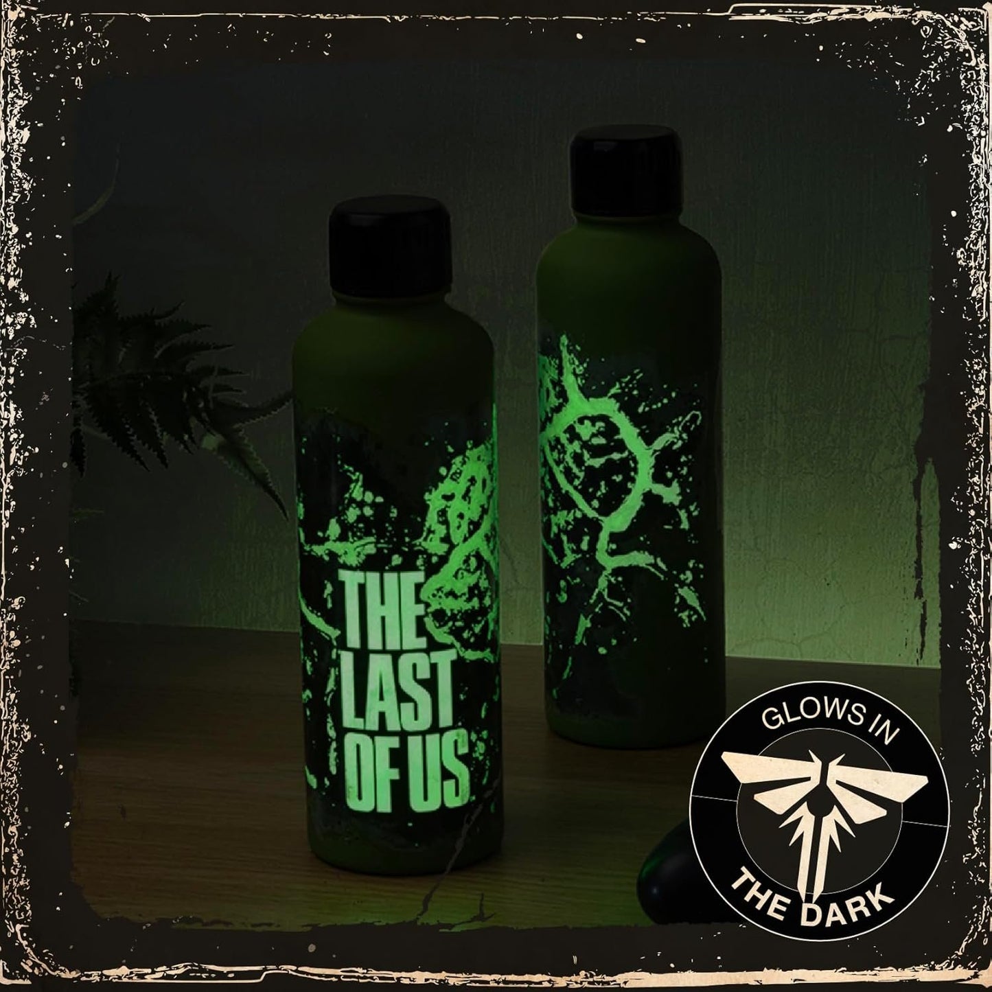Paladone The Last of Us Official Licensed Movie Icon Glow in The Dark Water Bottle, Gamer Decor and Gift, Neon Green Desk Accessory for All Ages, Drinkware for Gaming Fans