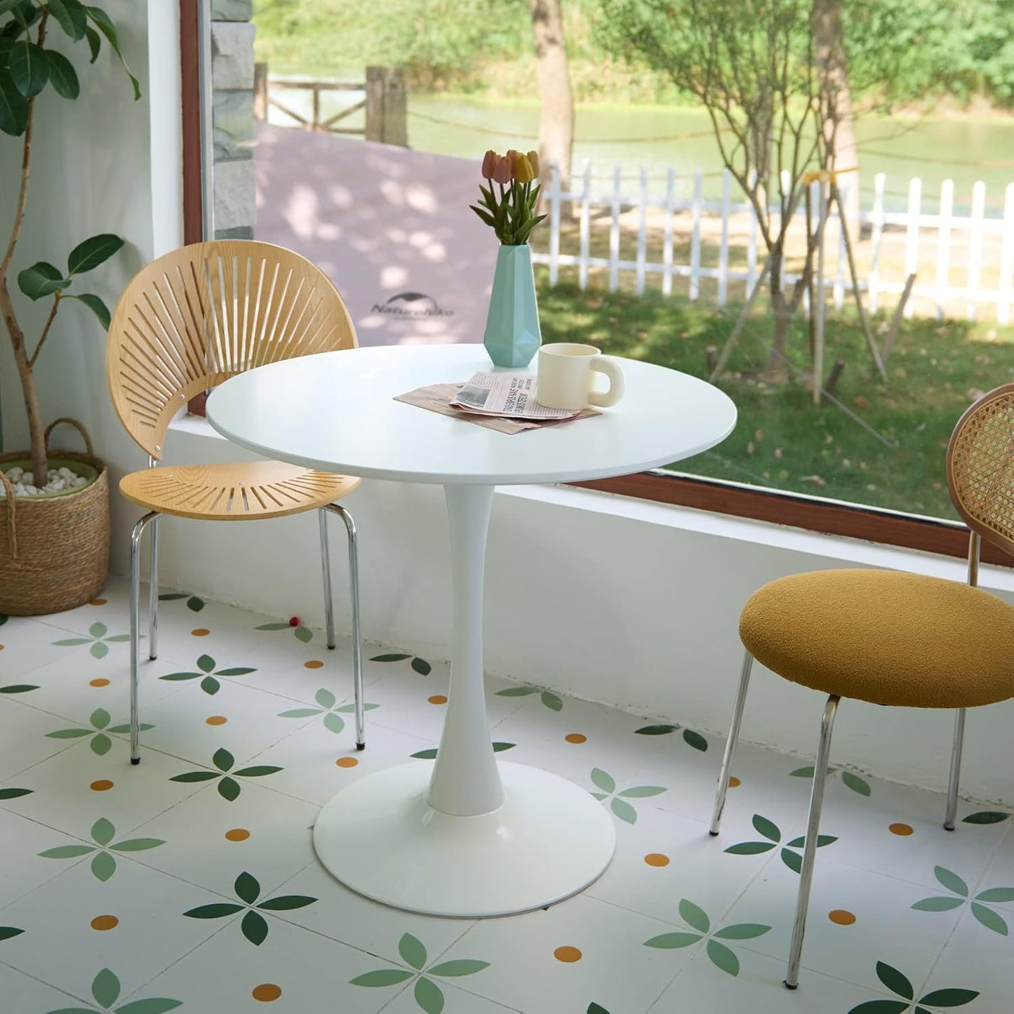 VONLUCE Modern Round Dining Table, 32 inch Kitchen Table Tulip Table with MDF Table Top and Steel Pedestal, Bistro Table for Living Room Breakfast Nook Bar Patio More, 100 kg Cap. Seats 2-4, White