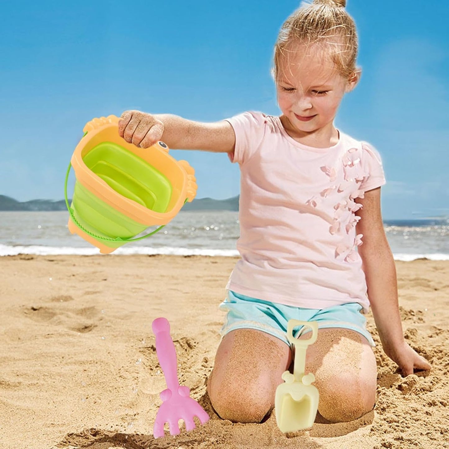 Fbinys Beach Sand Toy, Children's Sand Shovel with Foldable Bucket, Outdoor Interactive Play Set, Digging, Stacking, And Shaping Castles for Kids Aged 3-10 Years Old