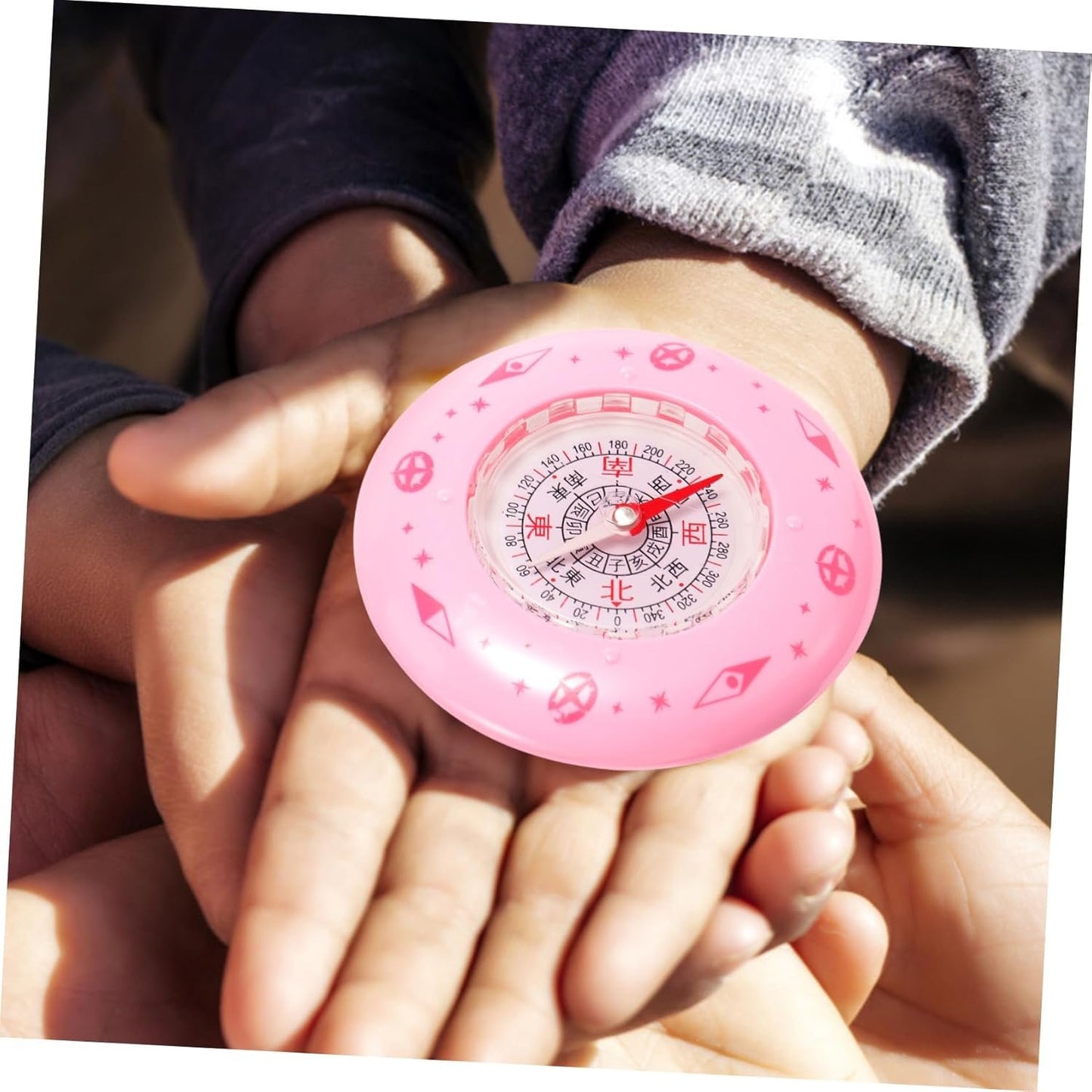GOOHOCHY Mini Compass for Student Outdoor Portable Plastic and Metal Material Compact Design Random Color