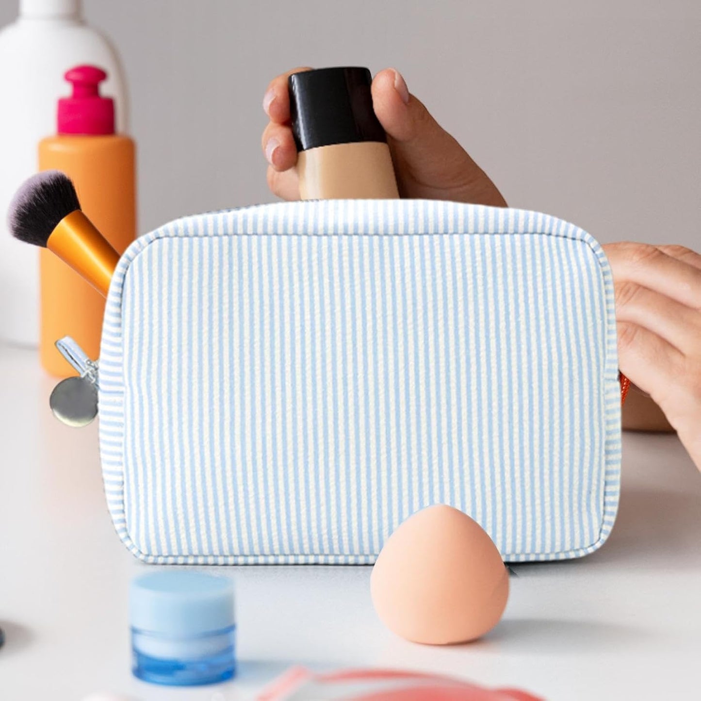 Travel Makeup Bag, Large Capacity Organizer, Portable Toiletry Case, Aesthetic Zipper Pouch, 8.66x5.91x3.54 inches, Lightweight Sturdy Design, Ideal for Gym, Outdoor Adventures