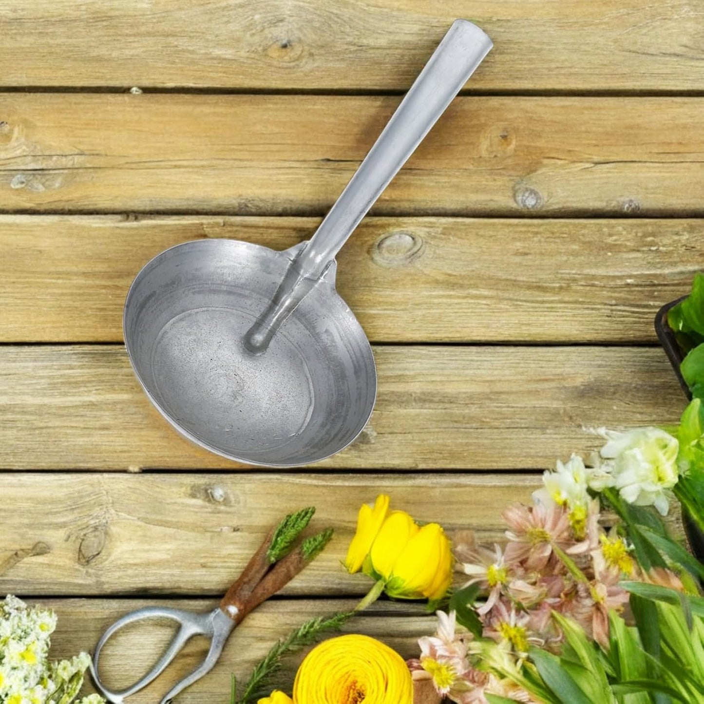 POPETPOP Sturdy Iron Farm Watering Spoon Multi-use Feeding Scoop for Garden Livestock