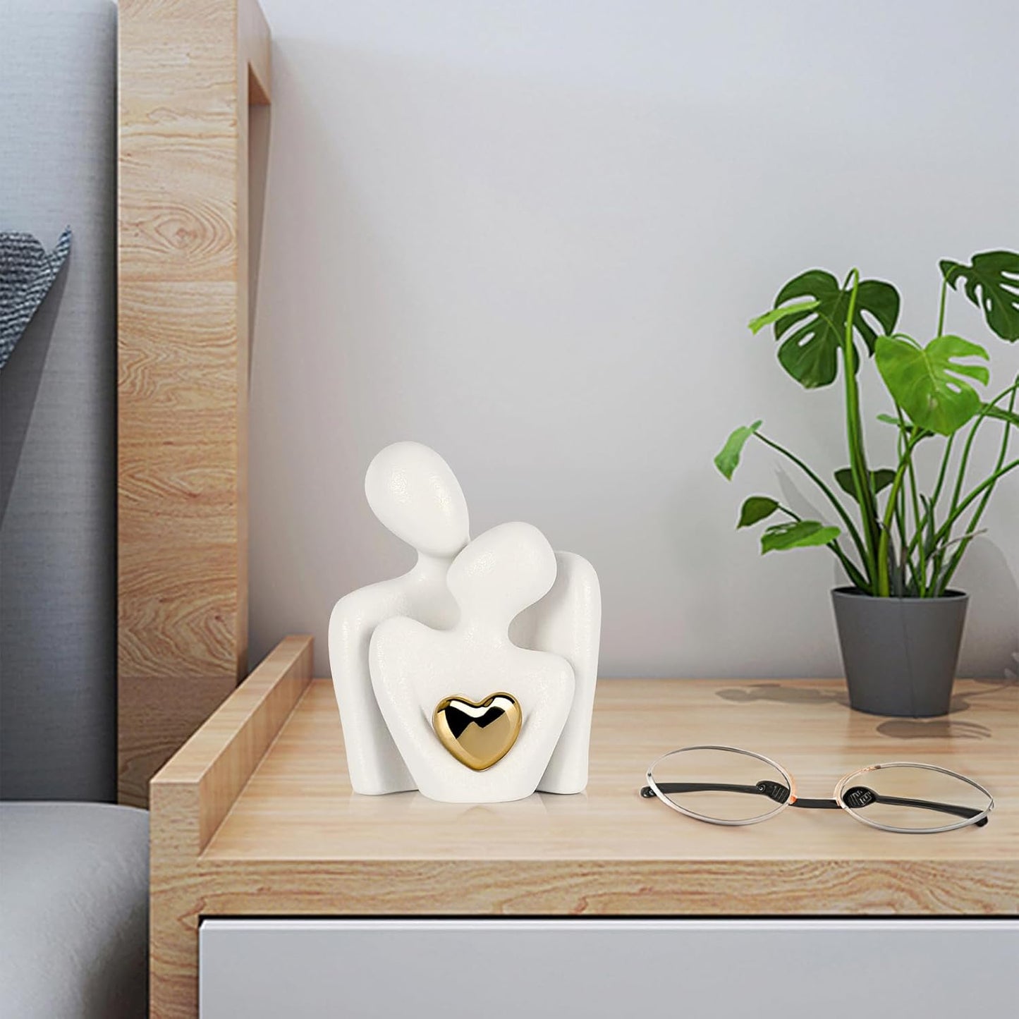 UTTCMK Bedroom Decor Couple Statue - Mini Art Couple Sculpture Knick Knacks Aesthetic, Modern Tv Stand Decoration Items for Living Room Bookshelf Shelves Wedding Coffee Table Decor(White B)