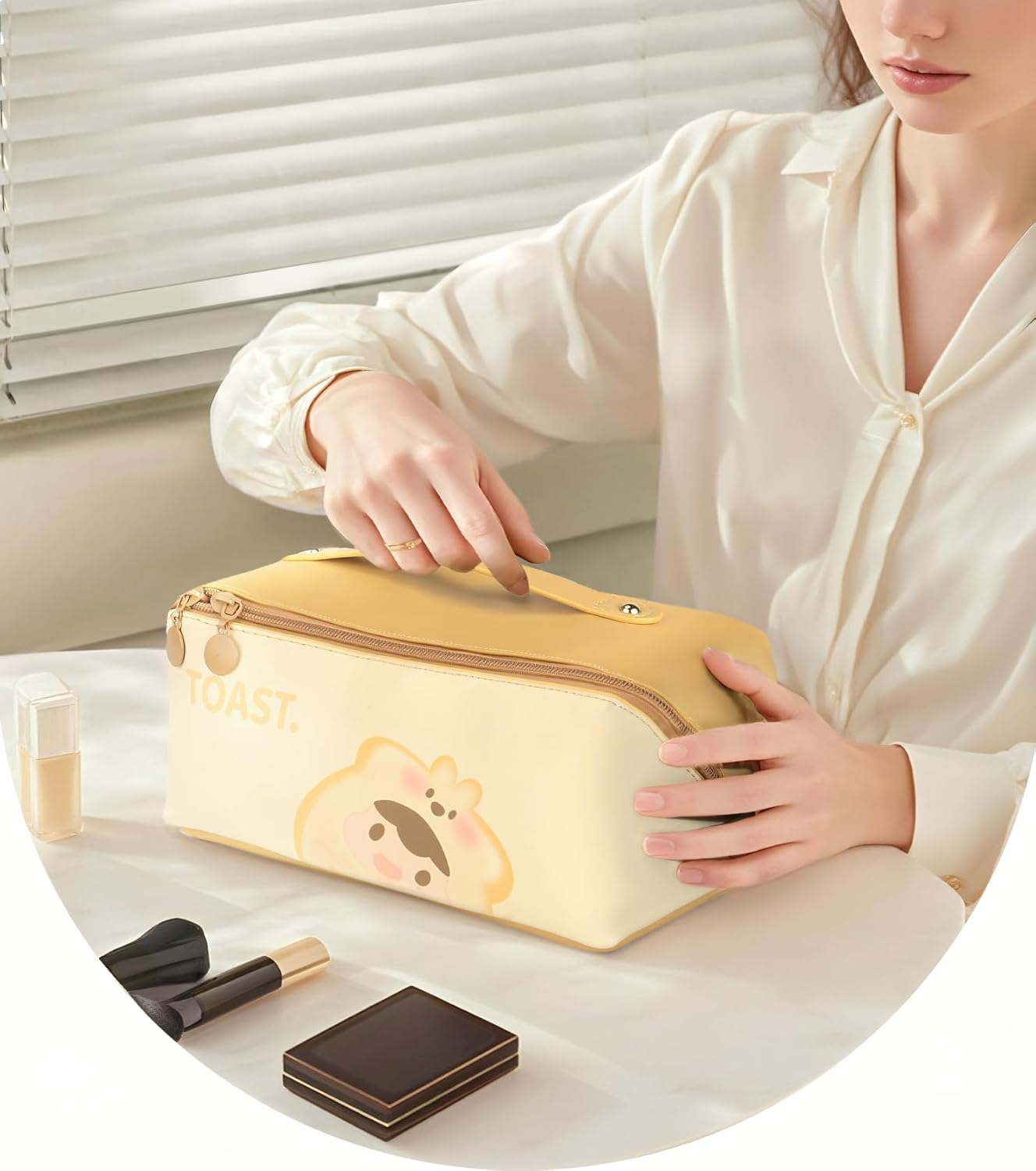 This travel makeup bag is easy to access makeup bag organizer is easy to organized，a stylish and practical makeup organizer bag. (yellow)