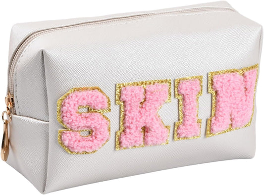 Dokeo Preppy Patch Makeup Bag, Preppy Leather Makeup Bag Letters Waterproof Cosmetic Bag with Zipper Portable for Women Travel Accessories Easy to Carry, cream, Preppy Style