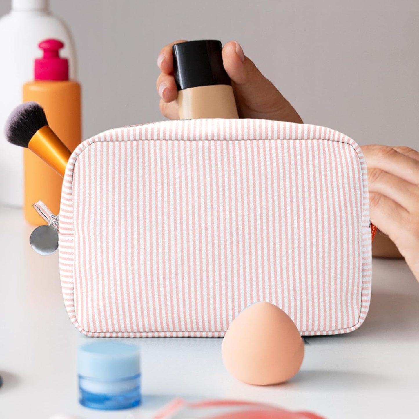 Travel Makeup Bag, Large Capacity Toiletry Bag, Polyester Portable Pouch, Durable Material, Secure Zipper, Lightweight Design, Water Resistant, Perfect for Gym, Beach, 8.66x5.91x3.54 inches