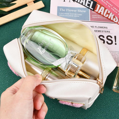 Dokeo Preppy Patch Makeup Bag, Preppy Leather Makeup Bag Letters Waterproof Cosmetic Bag with Zipper Portable for Women Travel Accessories Easy to Carry, cream, Preppy Style