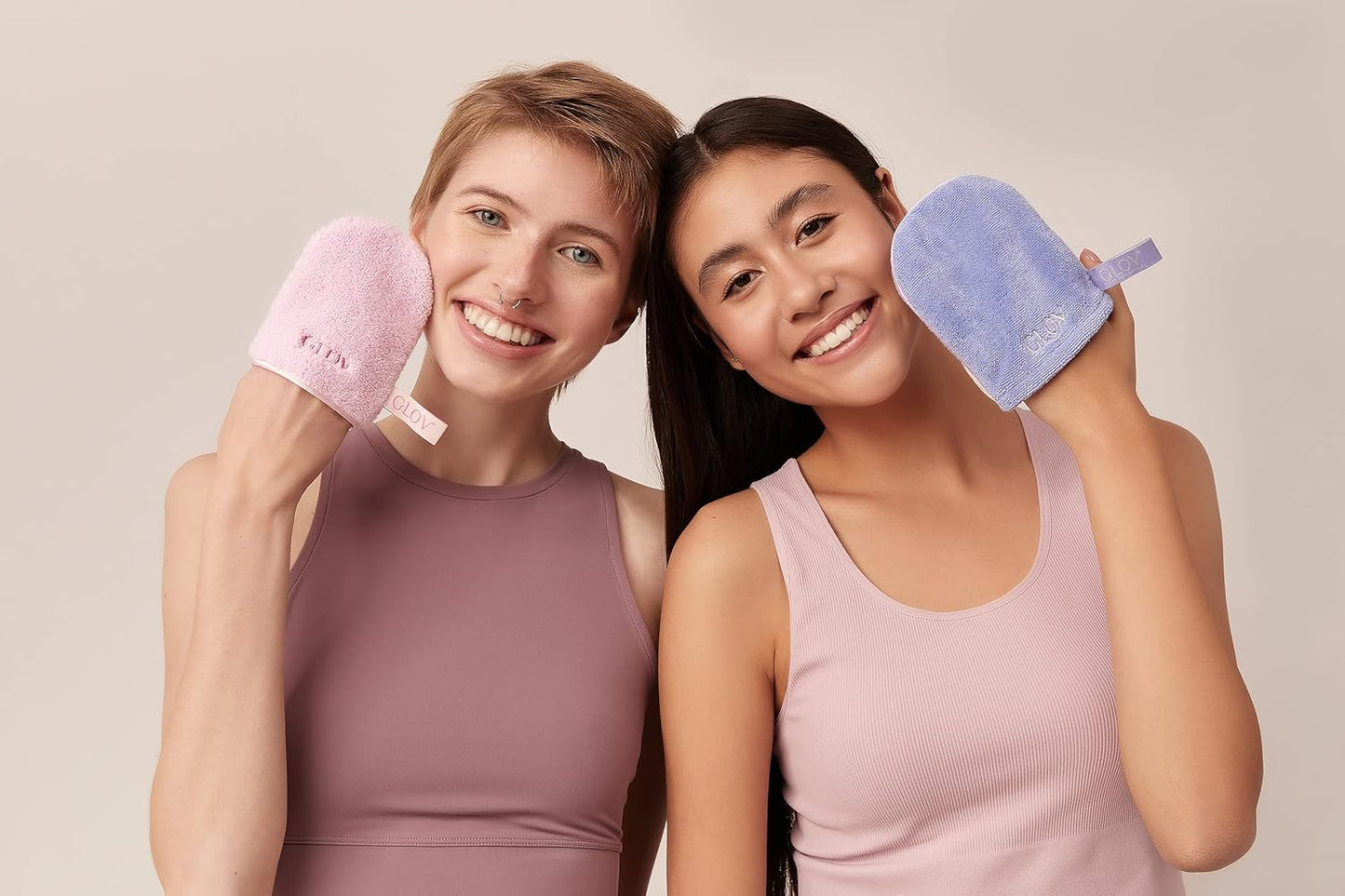 The Reusable Microfibre Face Makeup Sponge Effectively Removes Makeup with Water. This accessory is sustainable and gently cleans the skin
