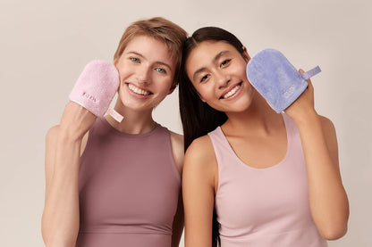The Reusable Microfibre Face Makeup Sponge Effectively Removes Makeup with Water. This accessory is sustainable and gently cleans the skin