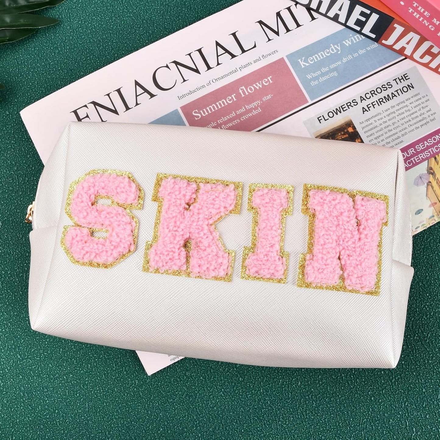 Dokeo Preppy Patch Makeup Bag, Preppy Leather Makeup Bag Letters Waterproof Cosmetic Bag with Zipper Portable for Women Travel Accessories Easy to Carry, cream, Preppy Style