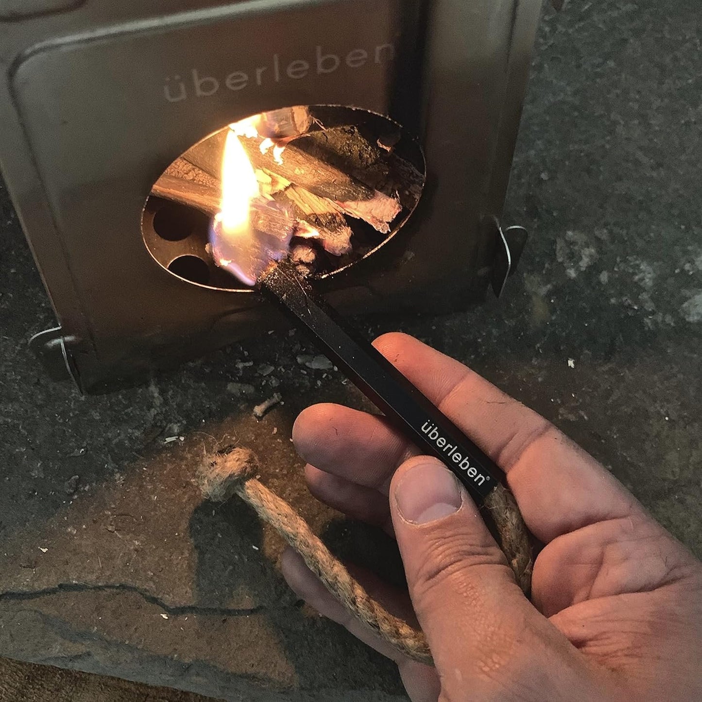 Überleben Tindår Tinder Wick & Bellow Fire Starter Kit - Waterproof, 60 Min Burn Time - Paraffin Wax Rope Hemp Wick and Bellow Bushcraft Survival Kit - Black Aluminum Sleeve & Slider Box
